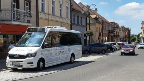 Zdjęcie przedstawia autobus linii PL1 na pleszewskim rynku