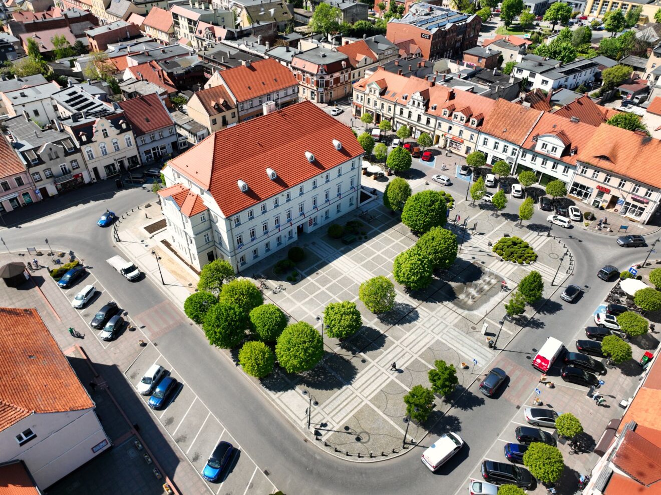 pleszewski ratusz i rynek z góry