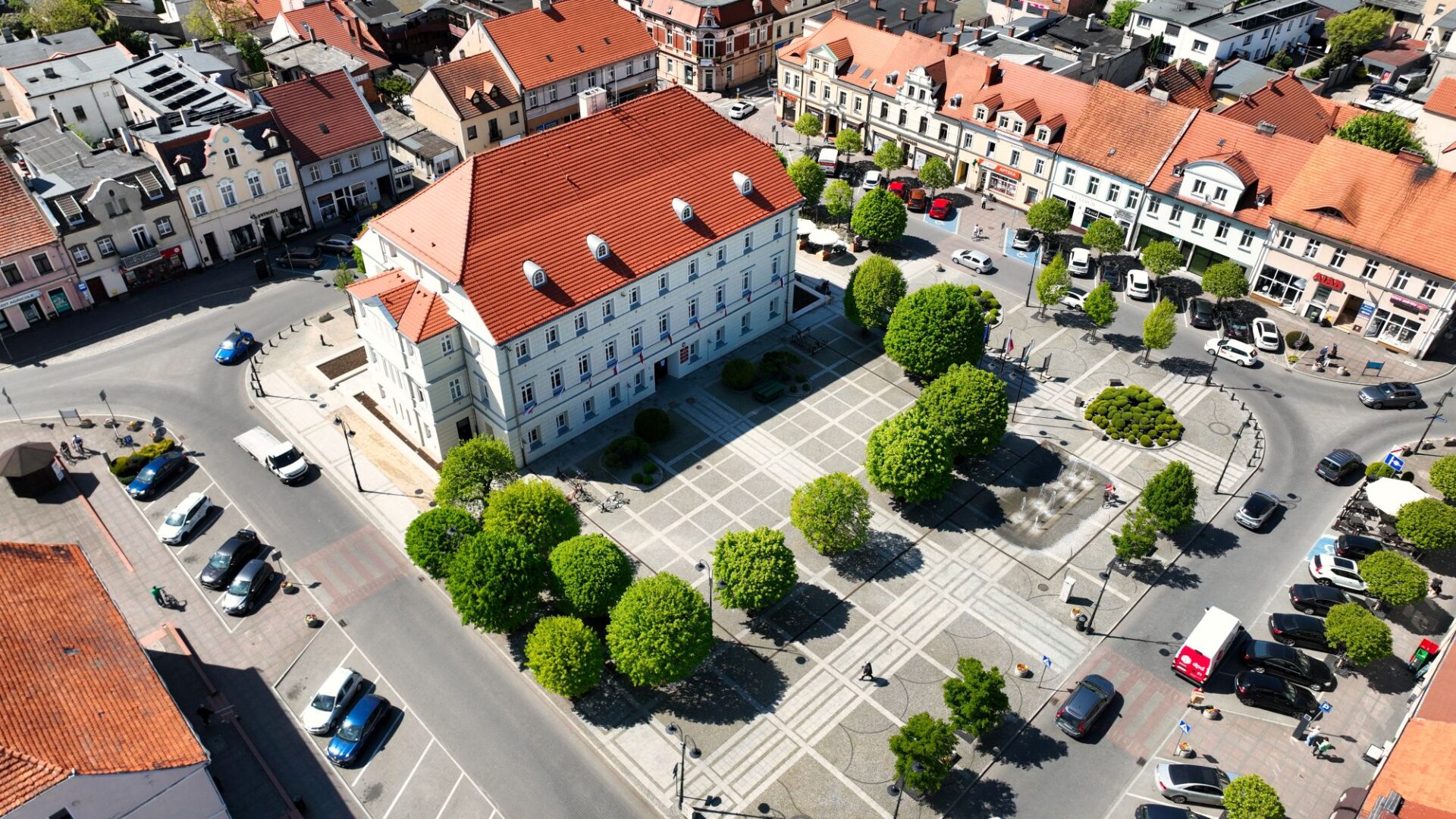 pleszewski ratusz i rynek z góry