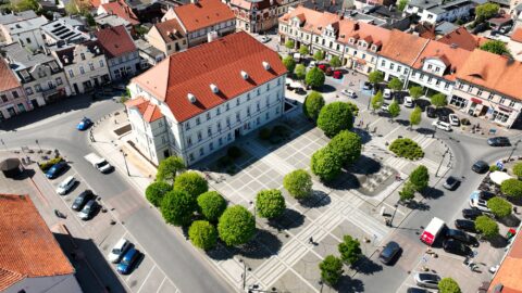 pleszewski ratusz i rynek z góry
