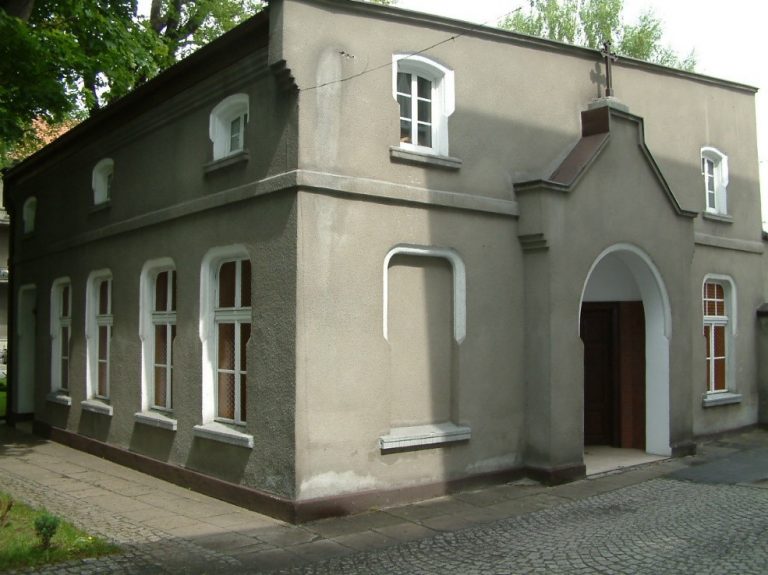 Zdjęcie przedstawia budynek Muzeum Zakonnego Sióstr Służebniczek Maryi w Pleszewie