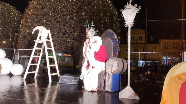 fragment przedstawienia na scenie widac siedzącego na tronie św. Mikołaja 