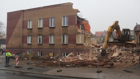Budynek w trakcie rozbiórki; z lewej strony koparka