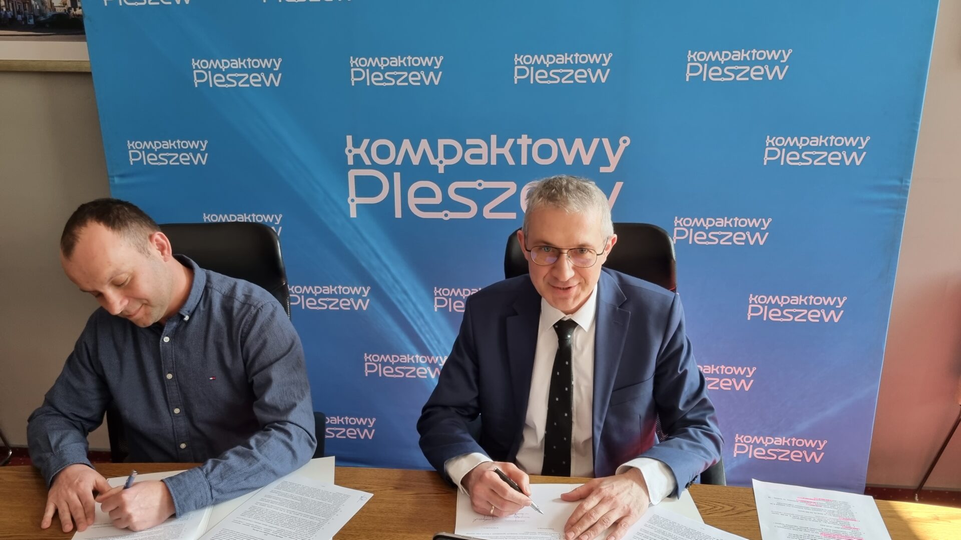 Burmistrz Arkadiusz Ptak podpisuje umowe z firmą Rem BUD dariusz Grzebyszak na budowę mieszkań
