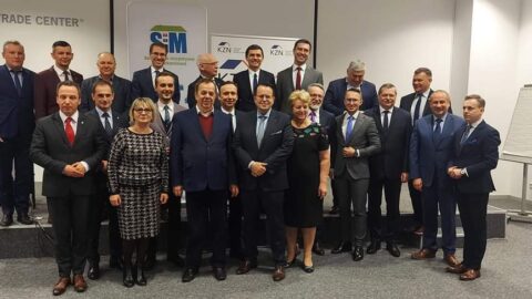 na zdjęciu grupa przedstawicieli samorządow, które utworzyły spółkę SIM KZN - Wielkopolska