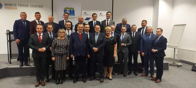 na zdjęciu grupa przedstawicieli samorządow, które utworzyły spółkę SIM KZN - Wielkopolska