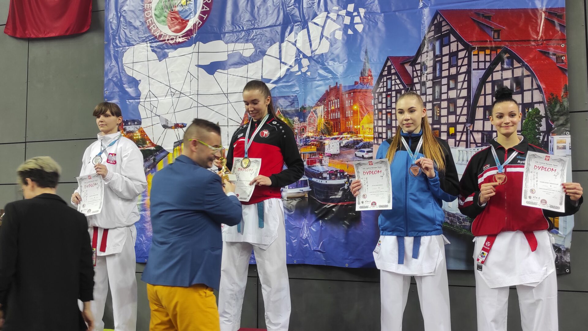 dekoracja medalami zawodników biorących udział w zawodach karate