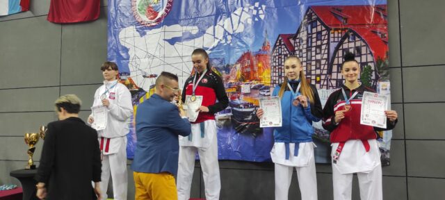 dekoracja medalami zawodników biorących udział w zawodach karate 