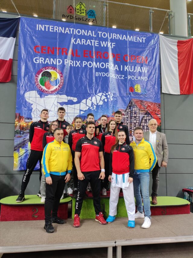 Zdjęcie rupowe zawodników Pleszewskiego Klubu Karate 