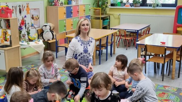Na zdjęciu widać ciocię z Ukrainy w towarzystwie dzieci