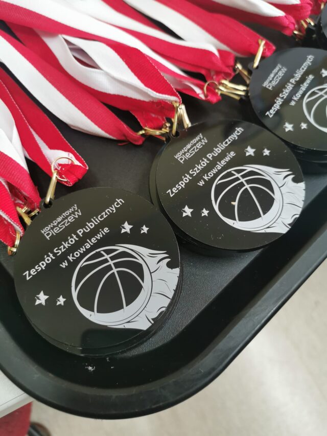 Na zdjęciu widać medale dla uczestników turnieju w koszykówce