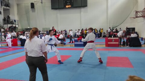 Na zdjeciu widoczni są uczestnicy turnieju karate w trakcie rywalizacji