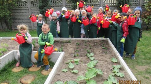na zdjęciu widać przedszkolaków przy ogródku ekologicznym