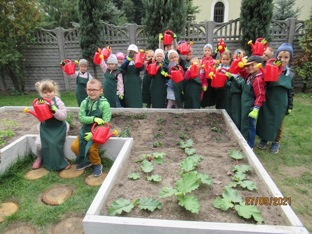 na zdjęciu widać przedszkolaków przy ogródku ekologicznym