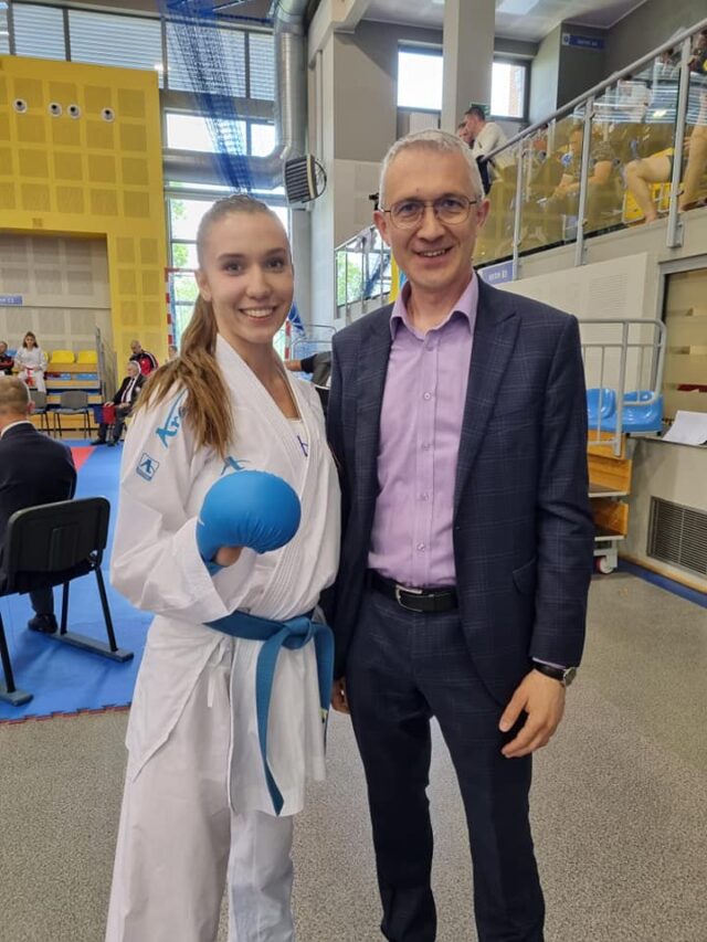 na zdjęciu widac burmistrza z jedną z uczestniczek turnieju karate