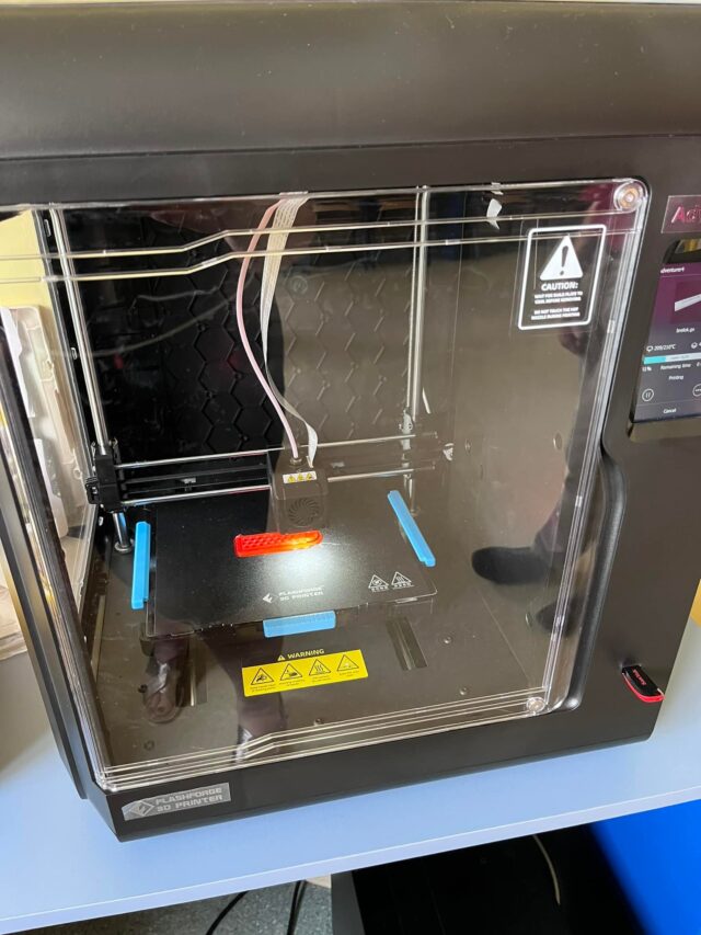 na zdjęciu znajduje się drukarka 3D w czasie pracy