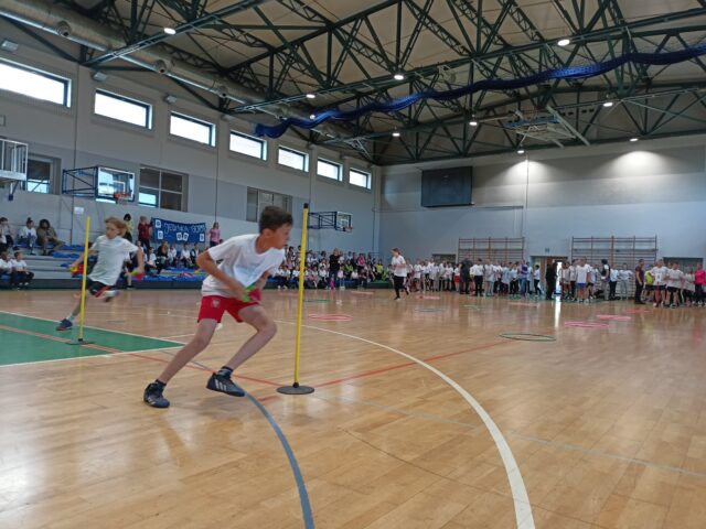 uczniowie klas IV-VI w trakcie konkurencji biegu z woreczkami
