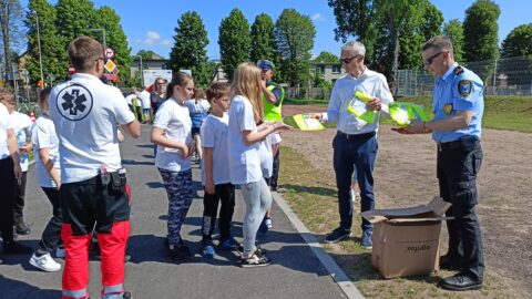 Burmistrz MiG Pleszew rozdaje uczniom kamizelki odblaskowe
