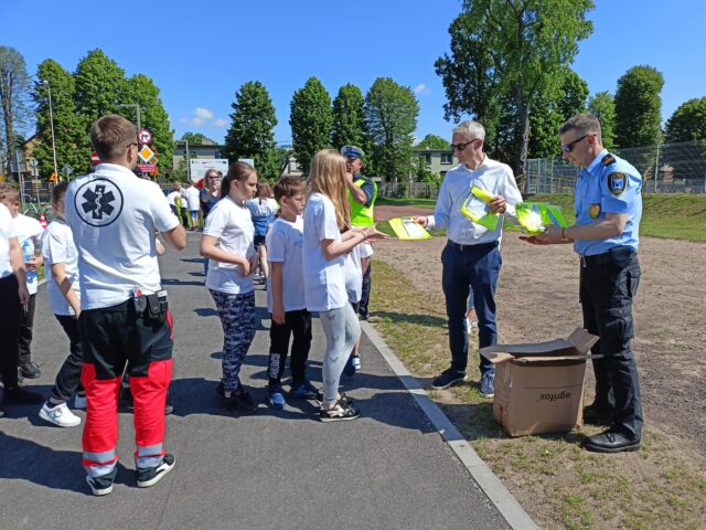 Burmistrz MiG Pleszew rozdaje uczniom kamizelki odblaskowe