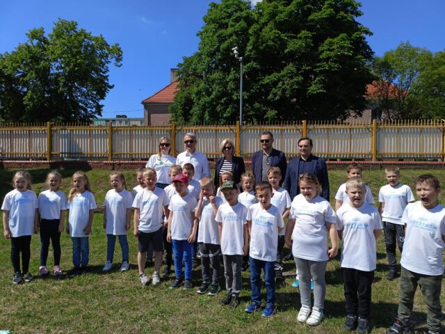 dzieci w koszulkach "Lubię ćwiczyć" podarowanych przez burmistrza MiG Pleszew wraz z władzami miasta