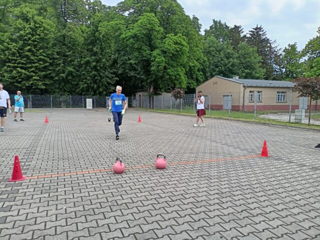 burmistrz MiG Pleszew w konkurencji bieg wahadłowy z kettlebellami