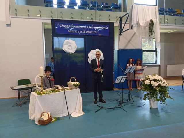 Burmistrz MiG Pleszew przemawia na gali wręczenia listów gratulacyjnych