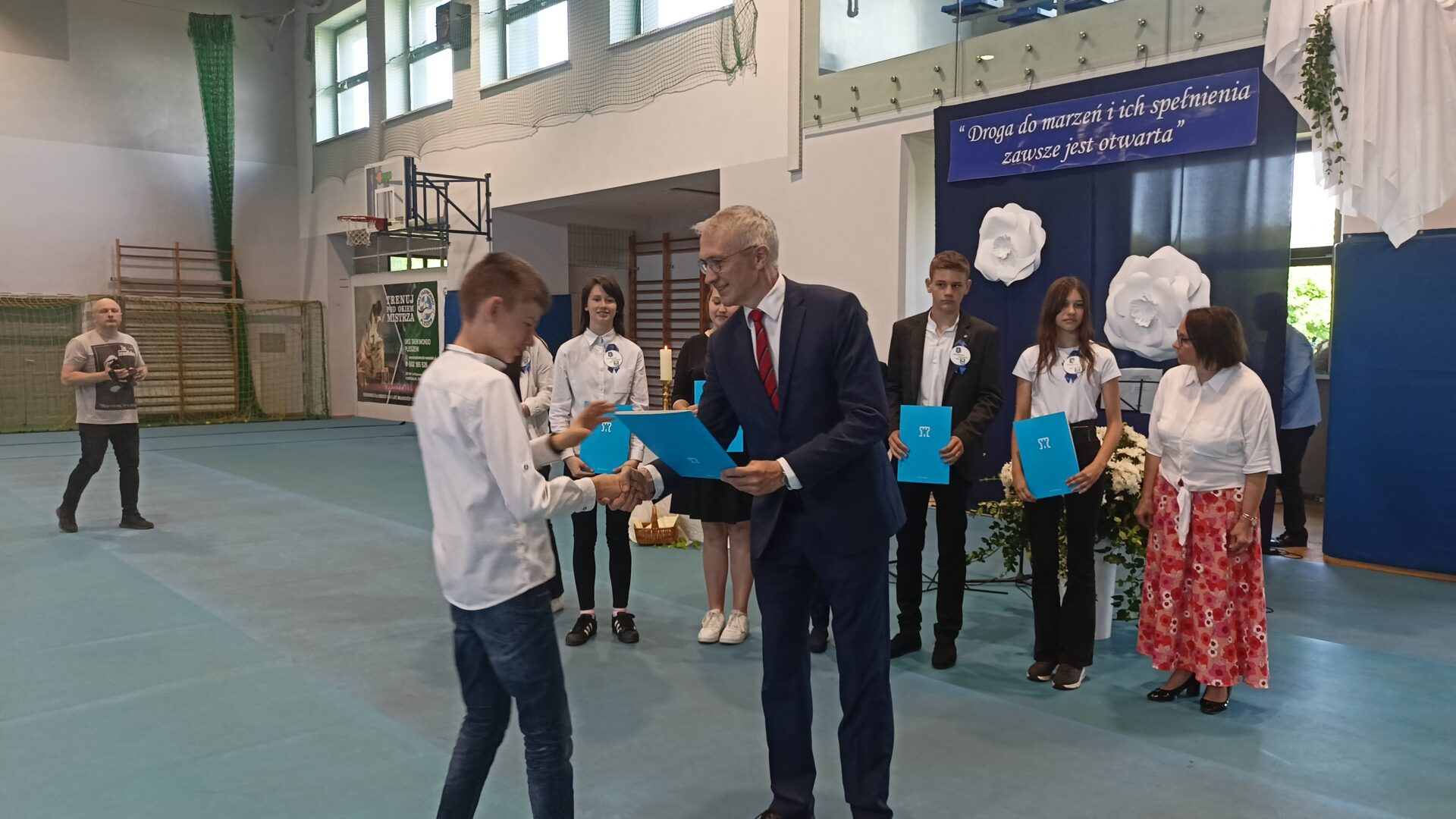 Burmistrz MiG Pleszew wręczający list gratulacyjny