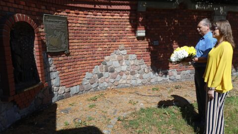 Władze Ploeszewa składają kwiaty pod figurką Patrona Miasta św. Jana Chrzciciela