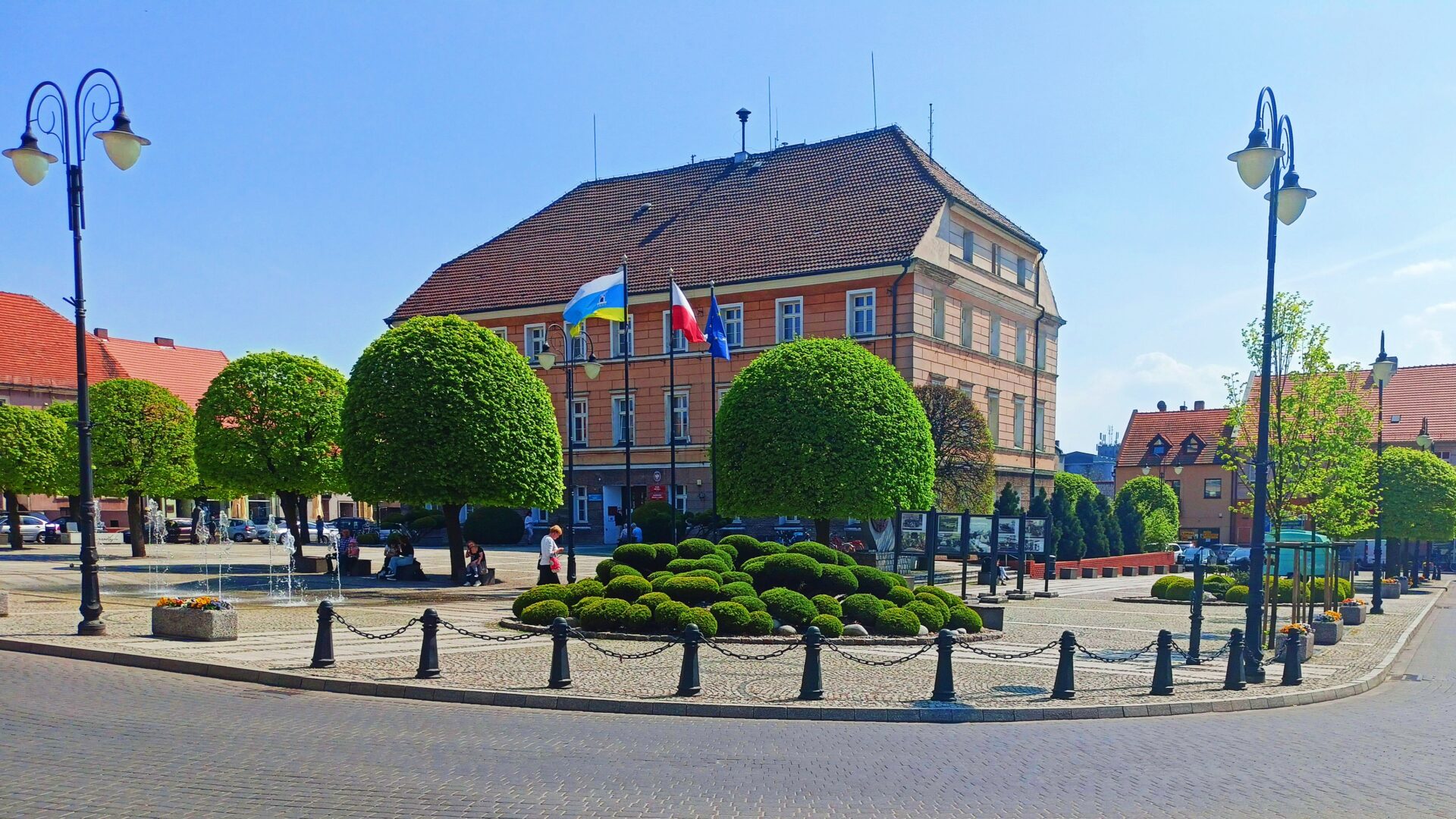 Rynek w Pleszewie i w centralnym miejscy Ratusz