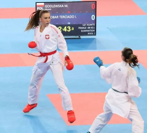 zawodniczka Pleszewskiego Klubu Karate w czasie walki na Mistrzostwach Europy
