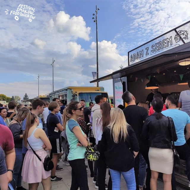 tłumy osób oczekujące w kolejce do Food Trucków na Festiwalu Smaków