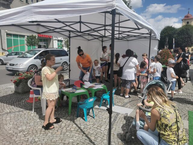 przystanek Happy Busa na Rynku w Pleszewie i gry i zabawy z wolontariuszami