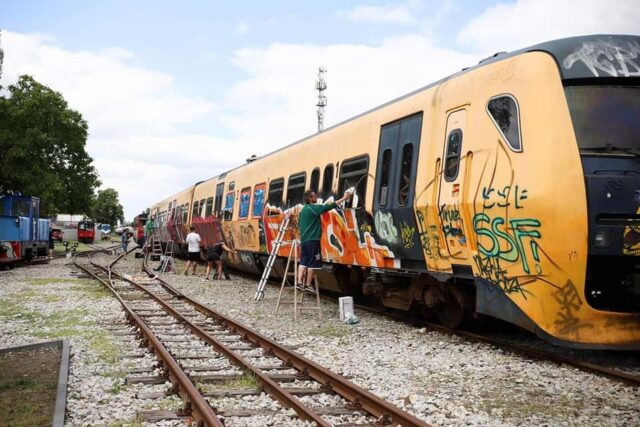Writerzy z całej Polski malują graffiti na wagonie kolejowym