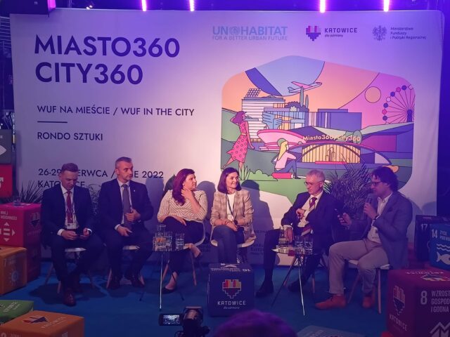 Burmistrz Arkadiusz Ptak jako prelegent na debacie Miasto360 w trakcie Światowego Forum Miejskiego WUF 11 w Katowicach