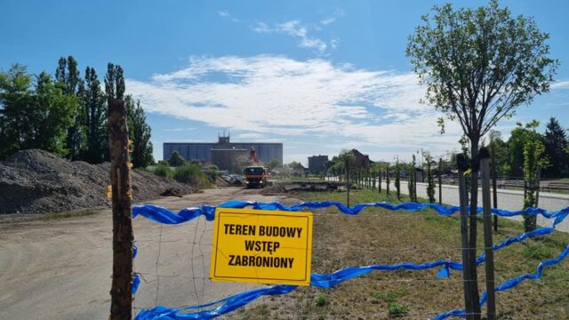 tabliczka z zakazem wstępu na teren budowy parkingu między ulicami Ogrodową i Targową w Pleszewie