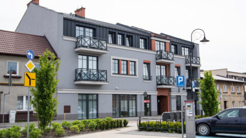 na zdjęciu widać nowy budynek mieszkalny z lokalami usługowymi na Placu Powstańców Wlkp. w Pleszewie