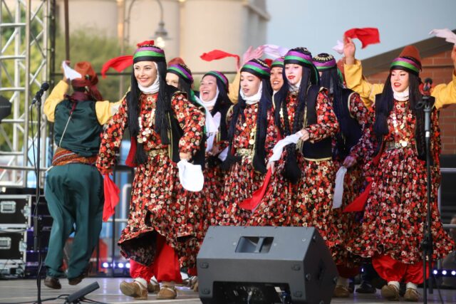Zespół folklorystyczny występujący na scenie przy zajezdni Kultury w Pleszewie