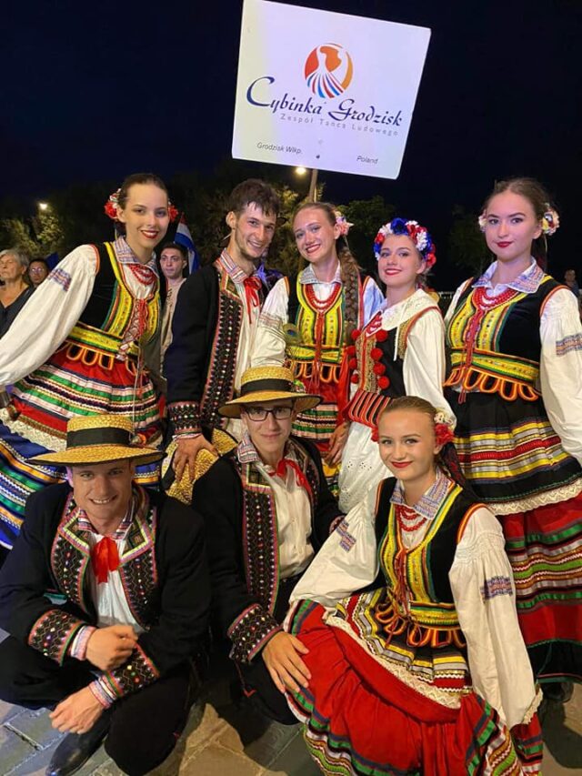 Fotografia grupowa Zespołu Tańca Ludowego Cybinka z Grodziska Wielkopolskiego