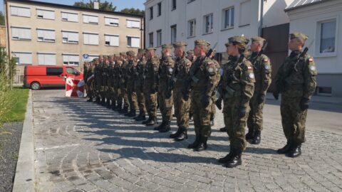 Kompania Honorowa 16. Batalionu Remontu Lotnisk w Jarocinie podczas uroczystości z okazji Święta Wojska Polskiego
