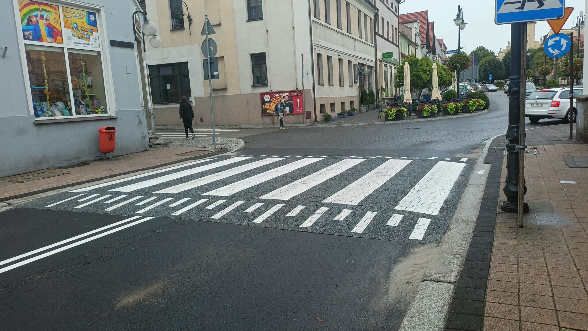 Wyniesione przejście dla pieszych na ulicy Poznańskiej przy wjeździe na Rynek