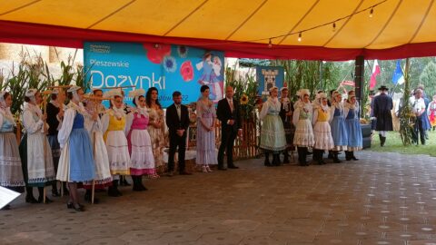 Zespół Tańca Ludowego ,,Cybinka" z Grodziska Wlkp. oraz Starości dożynkowi ze swoimi asystentami w czasie obrzędu dożynkowego