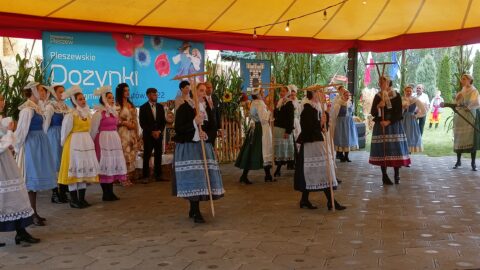 Występ Zespołu Tanca Ludowego ,,Cybinka" z Grodziska Wlkp. podczas dożynek miejsko-gminnych w Rokutowie