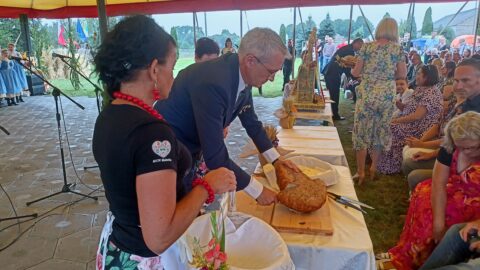 Burmistrz Miasta i Gminy Pleszew w czasie krojenia chleba na miejsko-gminnych dożynkach w Rokutowie