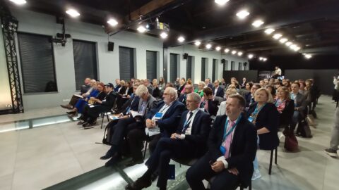 prelegenci oraz uczestnicy konferencji odbywającej się w Pleszewie "Poza metropolią