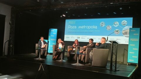 uczestnicy drugiej debaty w ramach konferencji "Poza metropolią" w Zajezdni Kultury w Pleszewie