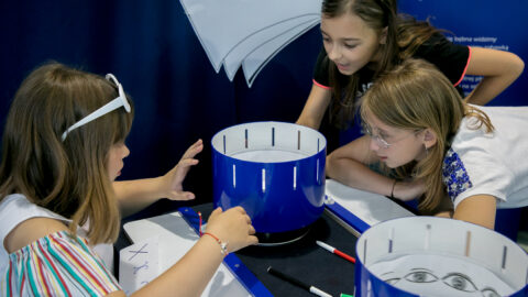 dzieci eksperymentujace na wystawie Centrum Nauki Kopernik