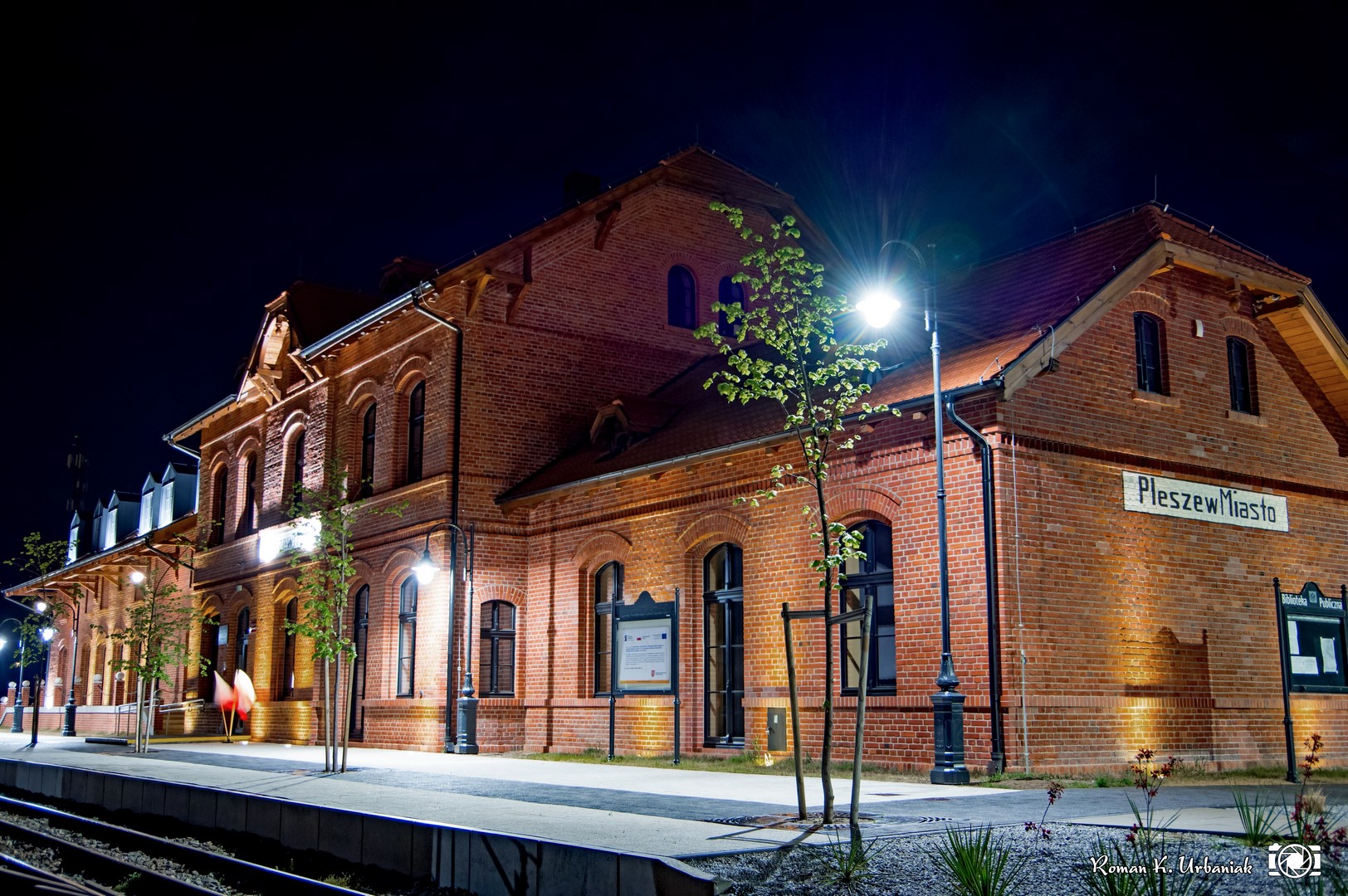 na zdjęciu widać Bibliotekę Publiczną w Pleszewie, która została uruchomiona w budynku dawnego dworca przy ulicy Kolejowej
