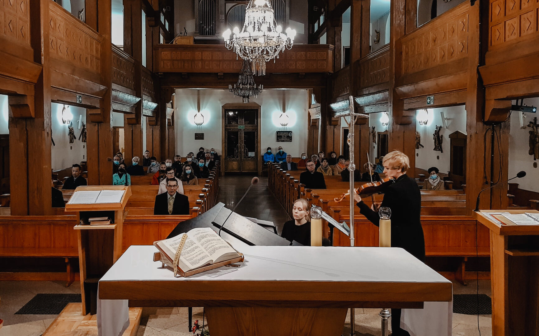 Koncert Muzyki w Kościelnej Nawie, występ na fortepianie oraz skrzypcach