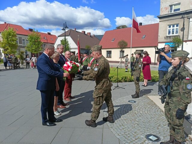 delegacje składają kwiaty na ręce żolnierza pod pomnikime upamiętniającym żołnierzy 70 Pułku Piechoty w Pleszewie