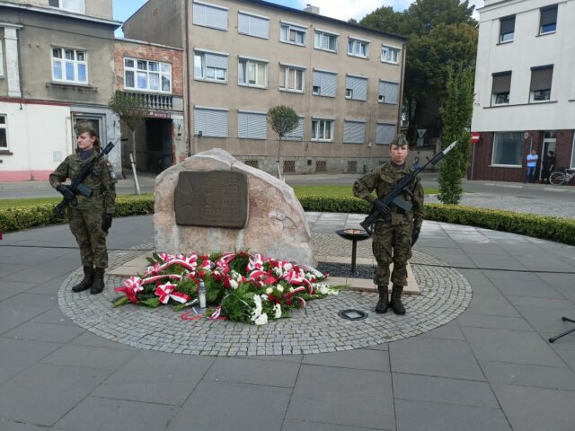 Warta honorowa pod pomnikiem upamiętniającym żołnierzy 70 Pułku Piechoty w Pleszewie